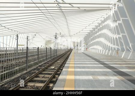 Innenraum des Bahnhofs Calatrava. Neuer Hochgeschwindigkeitsbahnhof `Stazione di Bologna e Reggio Emilia AV Mediopadana, Reggio Emilia, Italien Stockfoto